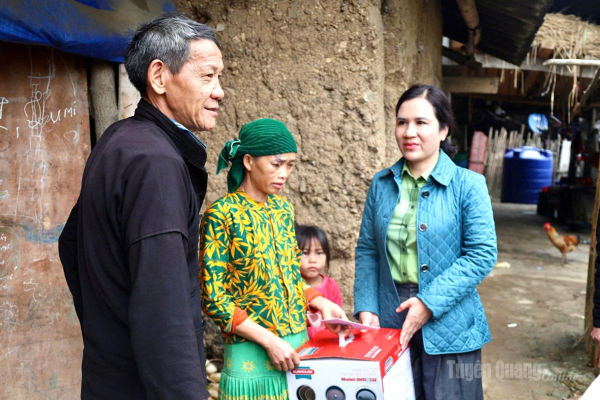 Đồng chí Giám đốc Sở Tài chính thăm hỏi và tặng quà cho gia đình hộ nghèo tại thôn biên giới.