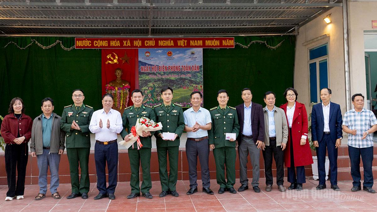Lãnh đạo xã Thàng Tín tặng quà chúc mừng cán bộ, chiến sĩ Đồn Biên phòng Thàng Tín nhân kỷ niệm ngày truyền thống.