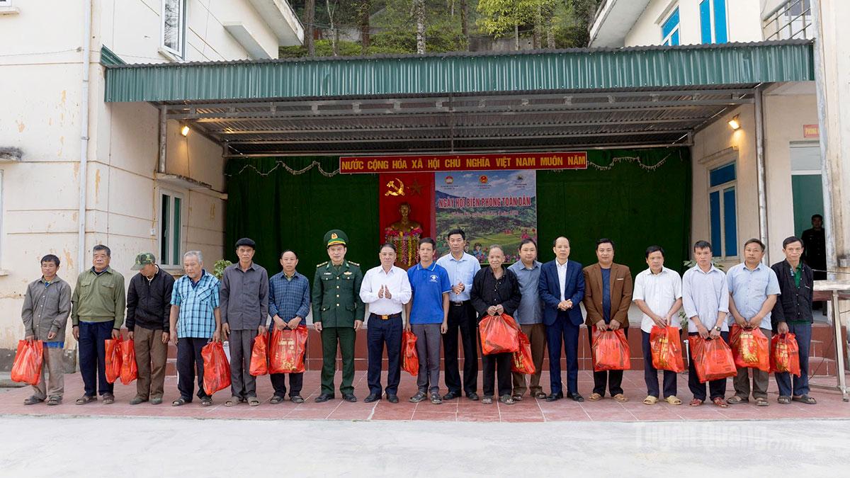 Đồn Biên phòng Thàng Tín, cùng đại diện chính quyền địa phương trao tặng những món quà nhân dịp đầu Xuân Bính Ngọ tới người có uy tín trên địa bàn.