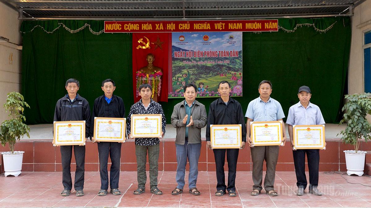 Lãnh đạo xã Thàng Tín tặng Giấy khen cho các tập thể và cá nhân có thành tích xuất sắc trong phong trào Toàn dân tham gia bảo vệ chủ quyền lãnh thổ, an ninh biên giới quốc gia.