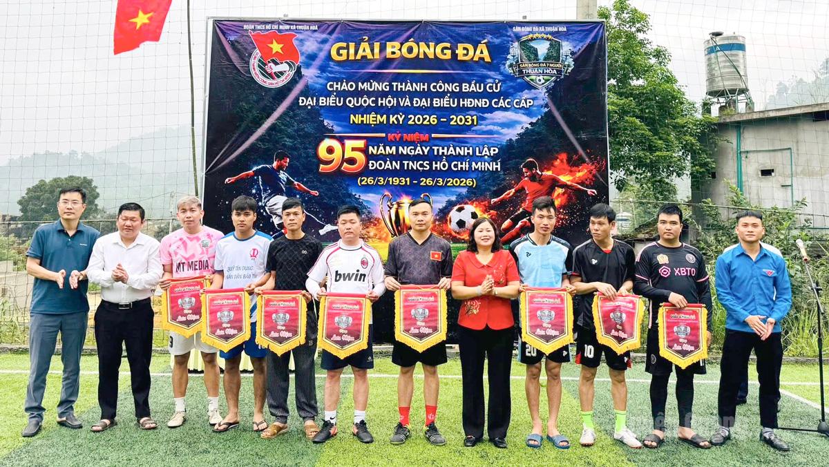 Ban Tổ chức trao Cờ lưu niệm cho các đội tham gia Giải.