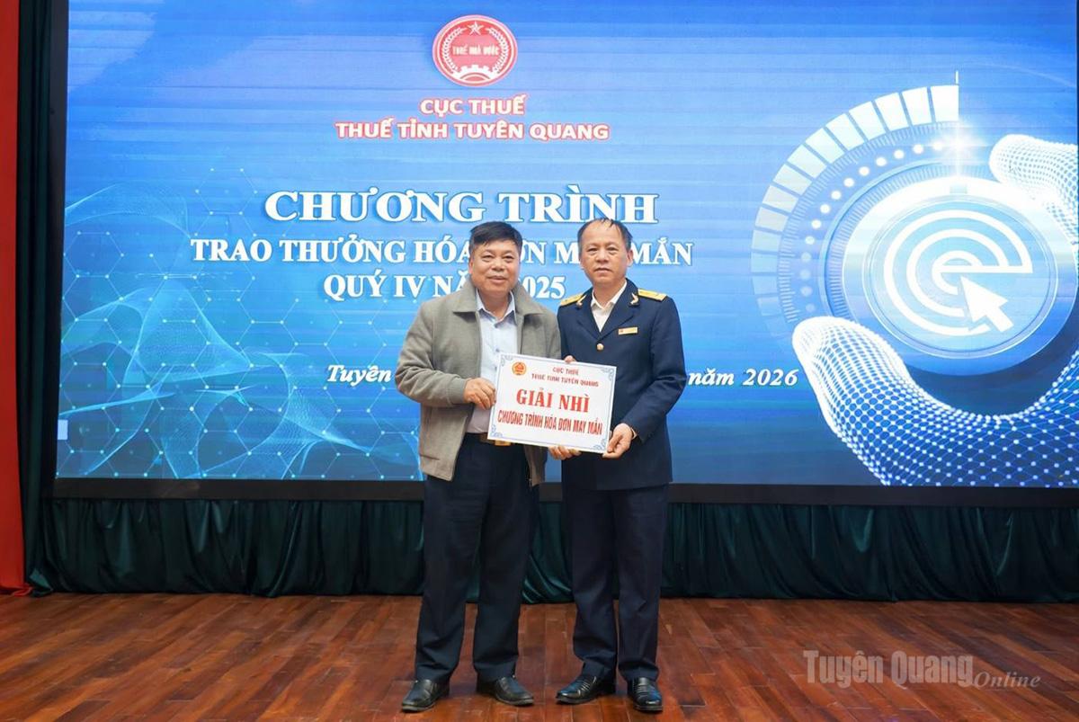Lãnh đạo Phòng Kiểm tra 1, Thuế tỉnh trao giải cho cá nhân, hộ kinh doanh có hóa đơn trúng thưởng Giải Nhì.