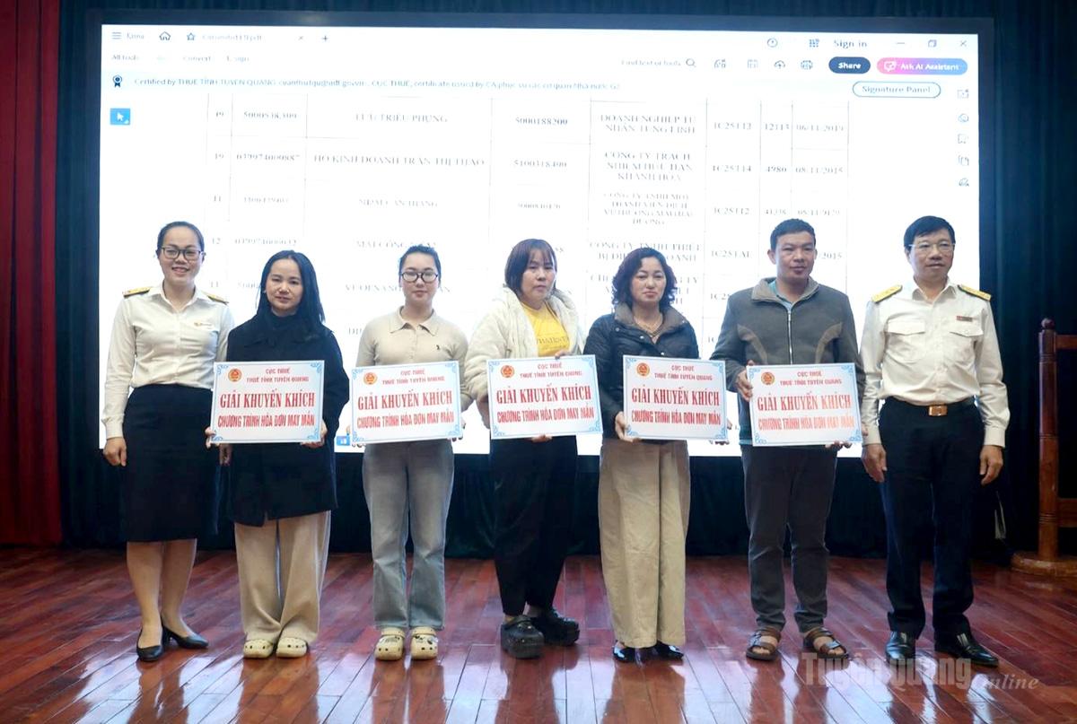 Lãnh đạo Phòng Thuế cá nhân, hộ kinh doanh và thu khác trao giải cho cá nhân, hộ kinh doanh có hóa đơn trúng thưởng giải Khuyến khích.