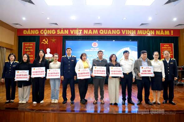 Thành viên Hội đồng Giám sát trao giải cho các cá nhân, hộ kinh doanh có hóa đơn trúng thưởng quý IV/2025.