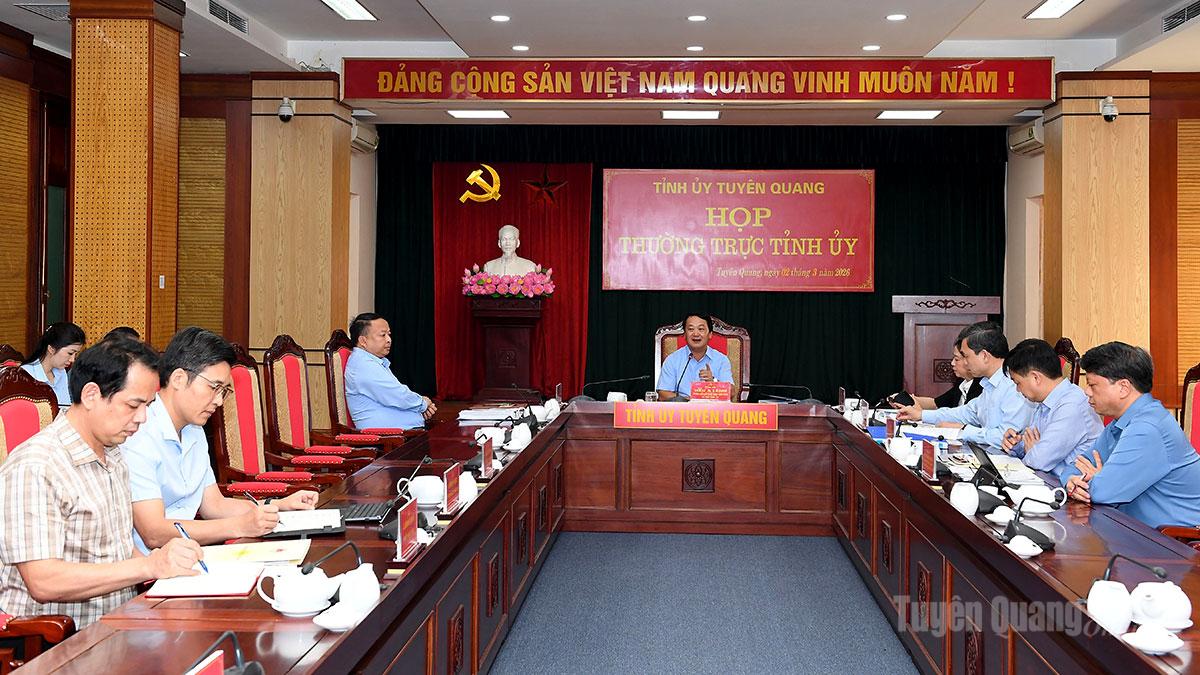 Đồng chí Bí thư Tỉnh ủy Hầu A Lềnh chủ trì cuộc họp.