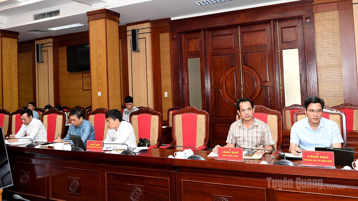 Lãnh đạo các sở, ban, ngành dự họp.