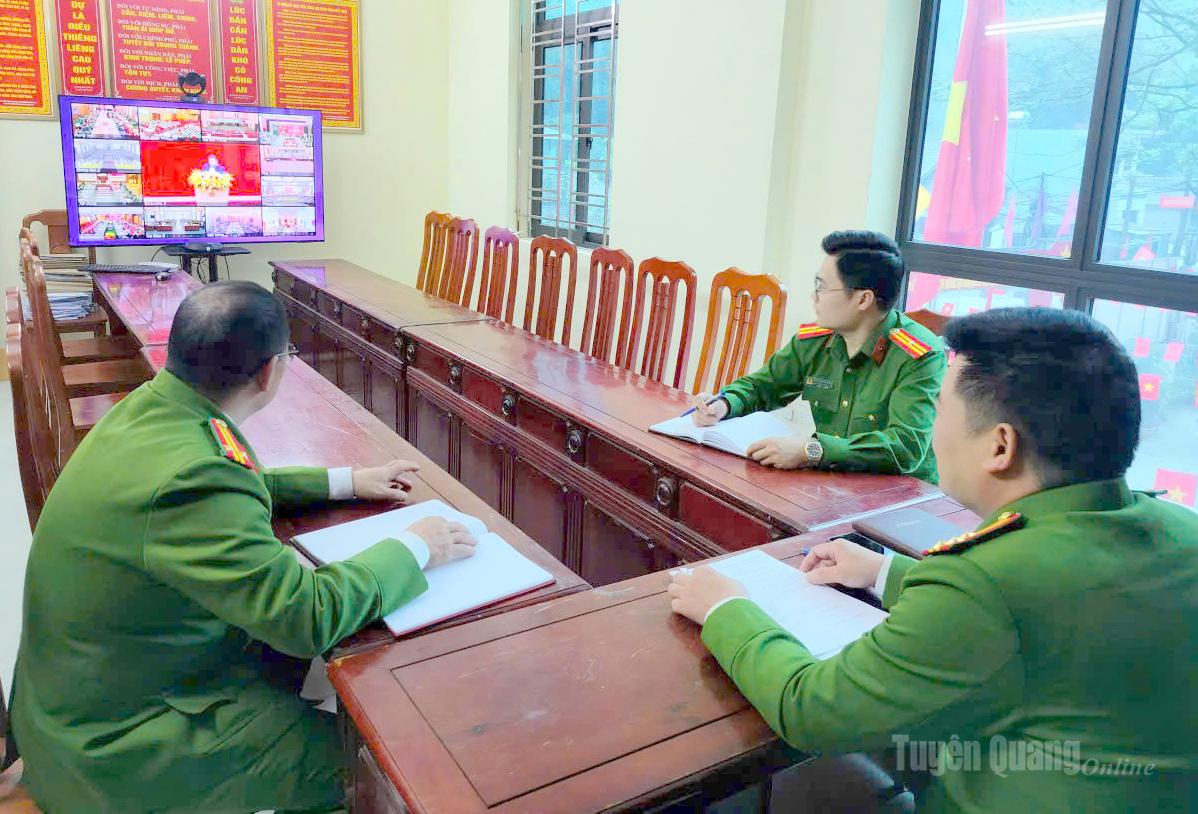 Đại biểu dự hội nghị tại điểm cầu Công an xã Cán Tỷ.