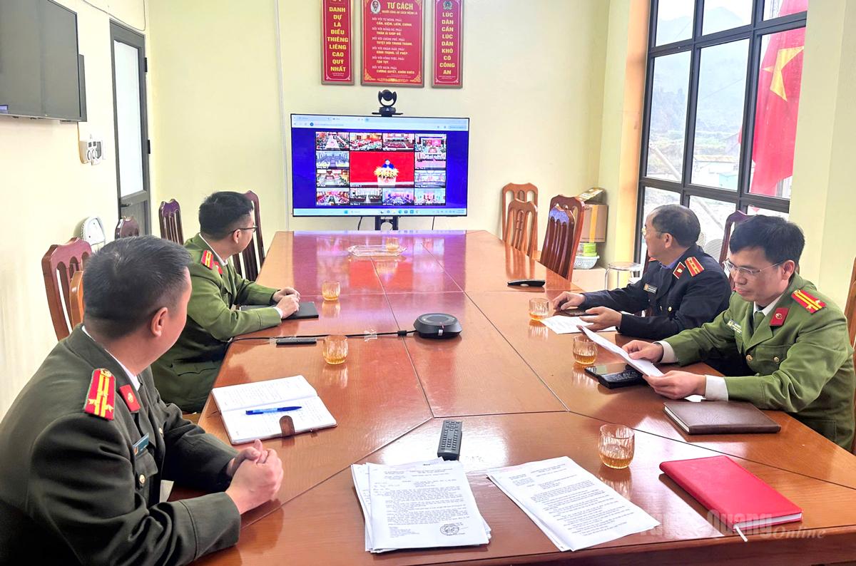 Đại biểu dự hội nghị tại điểm cầu Công an xã Nghĩa Thuận.