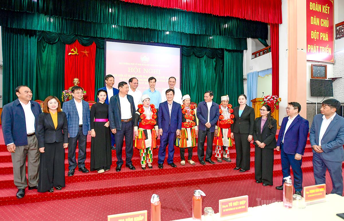 Các ứng cử viên đại biểu Quốc hội và HĐND tỉnh trao đổi với các cử tri xã Lâm Bình.