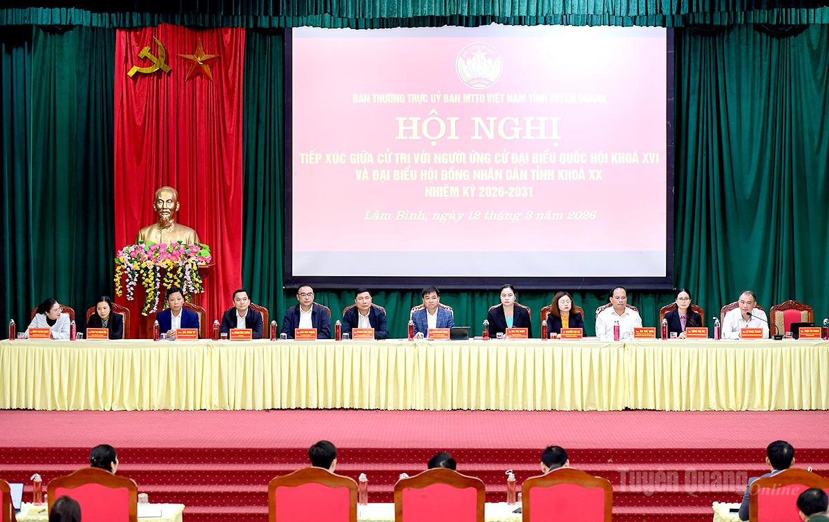Các ứng cử viên đại biểu Quốc hội khóa XVI và ứng cử viên đại biểu HĐND tỉnh khóa XX, nhiệm kỳ 2026- 2031 tại buổi tiếp xúc cử tri xã Lâm Bình.