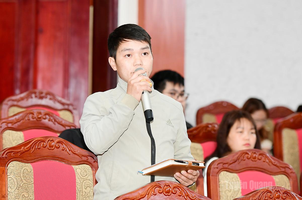 Cử tri xã Lâm Bình nêu ý kiến tại buổi tiếp xúc cử tri.