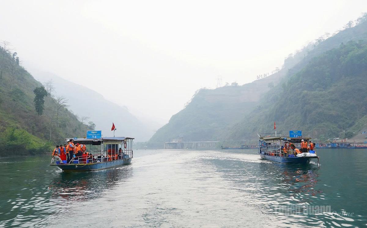 Hoạt động thả cá nhằm tái tạo nguồn lợi thủy sản, bảo vệ môi trường gắn với phát triển du lịch.