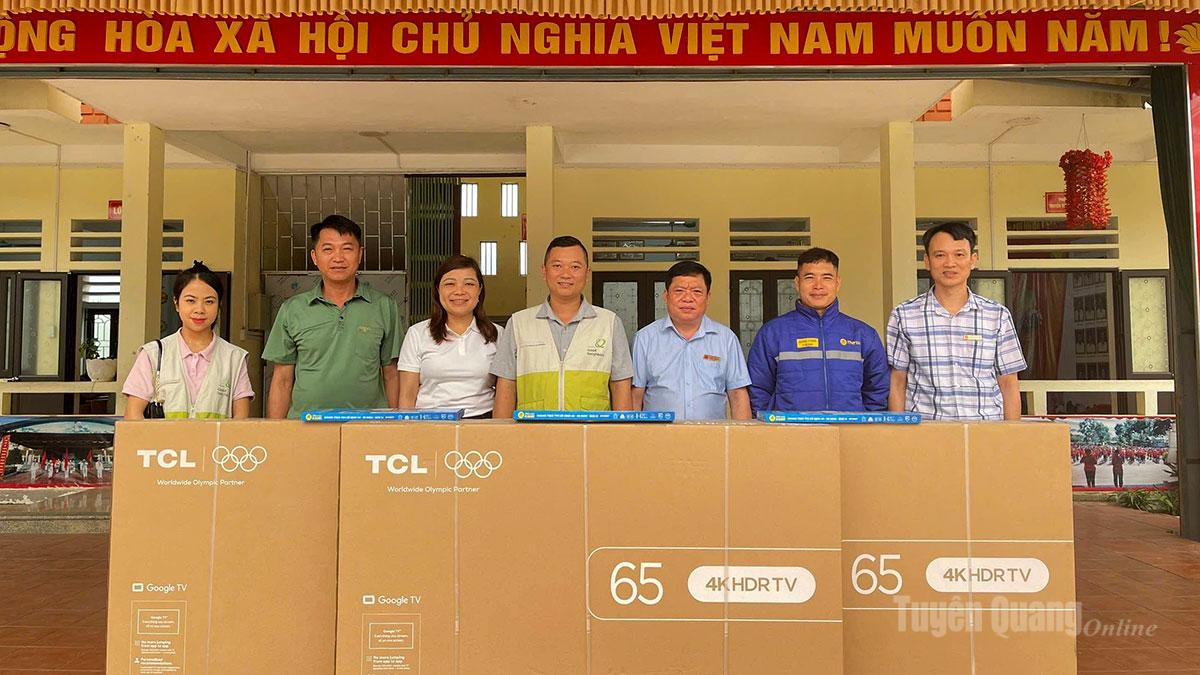 Tổ chức GNI trao tặng tivi cho Trường Tiểu học Bằng Lang, nhằm phục vụ ứng dụng công nghệ thông tin vào giảng dạy.