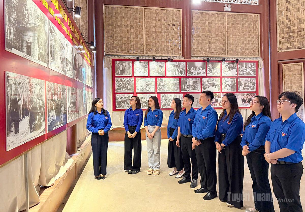 Chi đoàn Toà án Nhân dân tỉnh tổ chức chương trình về nguồn tại Khu di tích lịch sử quốc gia đặc biệt Kim Bình, xã Kim Bình.