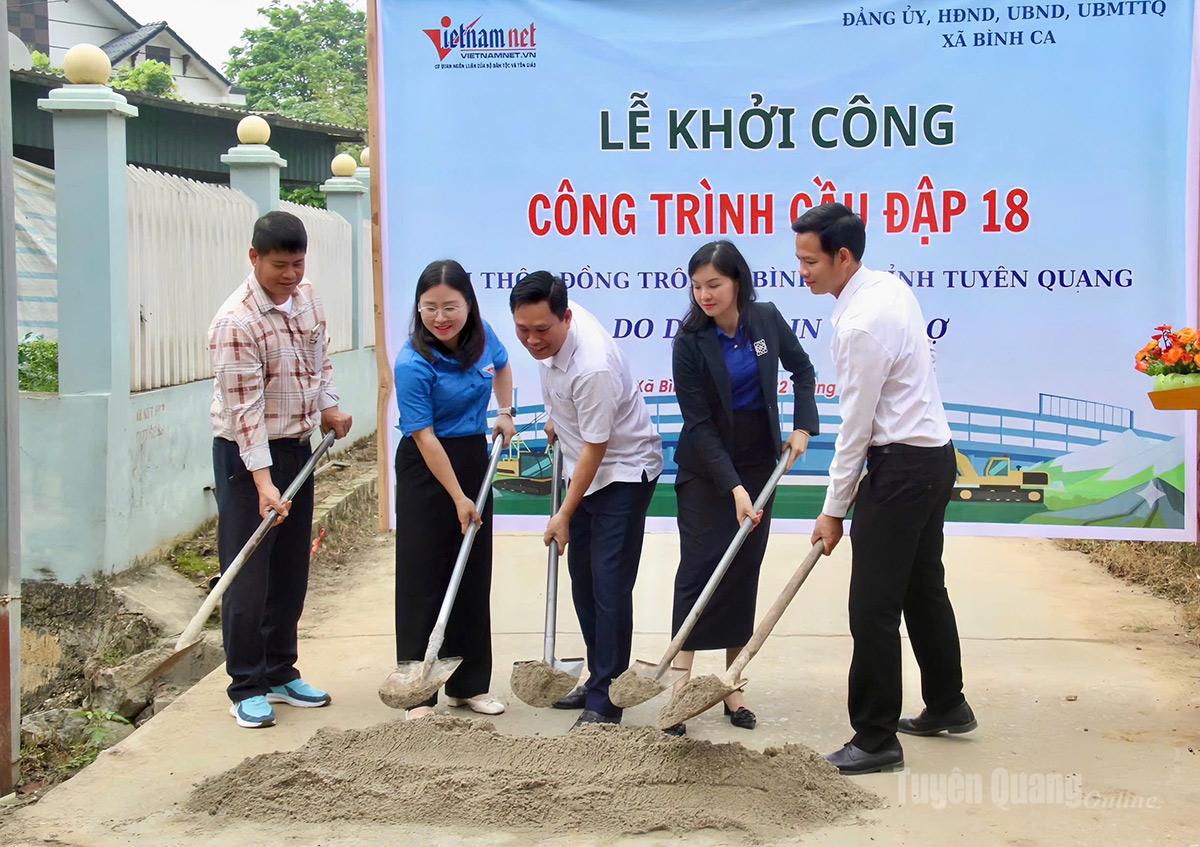 Chi đoàn Báo và phát thanh, truyền hình Tuyên Quang kết nối các đơn vị hỗ trợ 500 triệu đồng xây dựng cầu dân sinh tại xã Bình Ca.