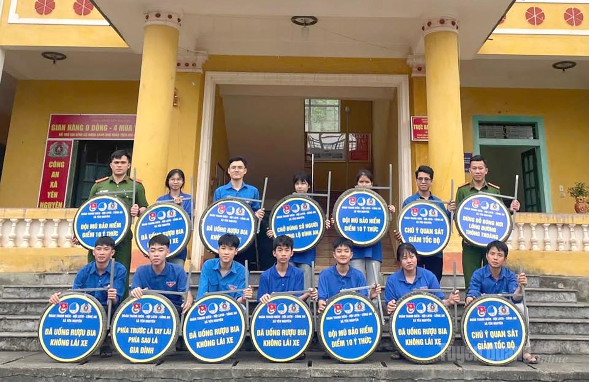 Tuổi trẻ xã Yên Nguyên triển khai xây dựng công trình thanh niên lốp xe tuyên truyền gắn tại các điểm trên tuyến đường quốc lộ trên địa bàn xã.