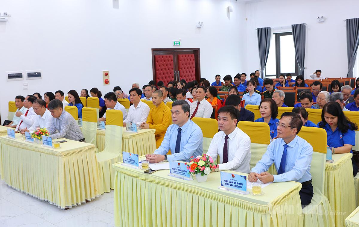 Các đồng chí lãnh đạo tỉnh và đại biểu dự chương trình.