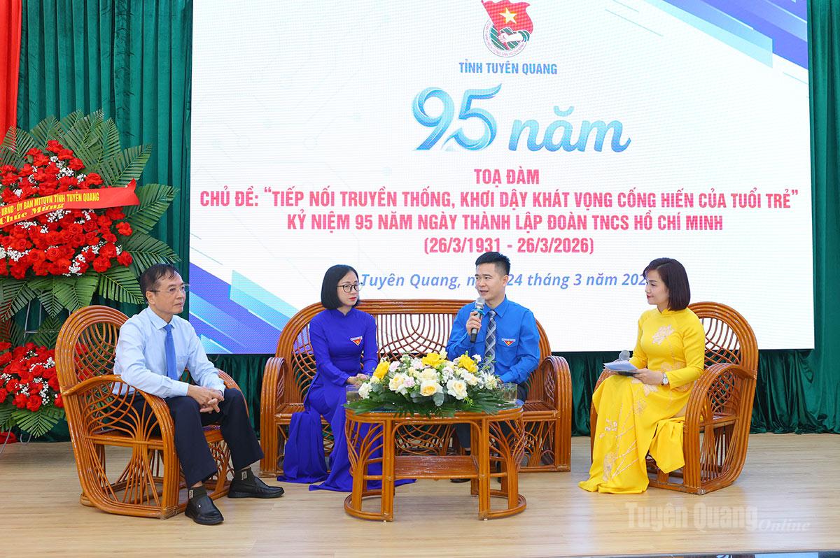 Khách mời tham dự chương trình tọa đàm.