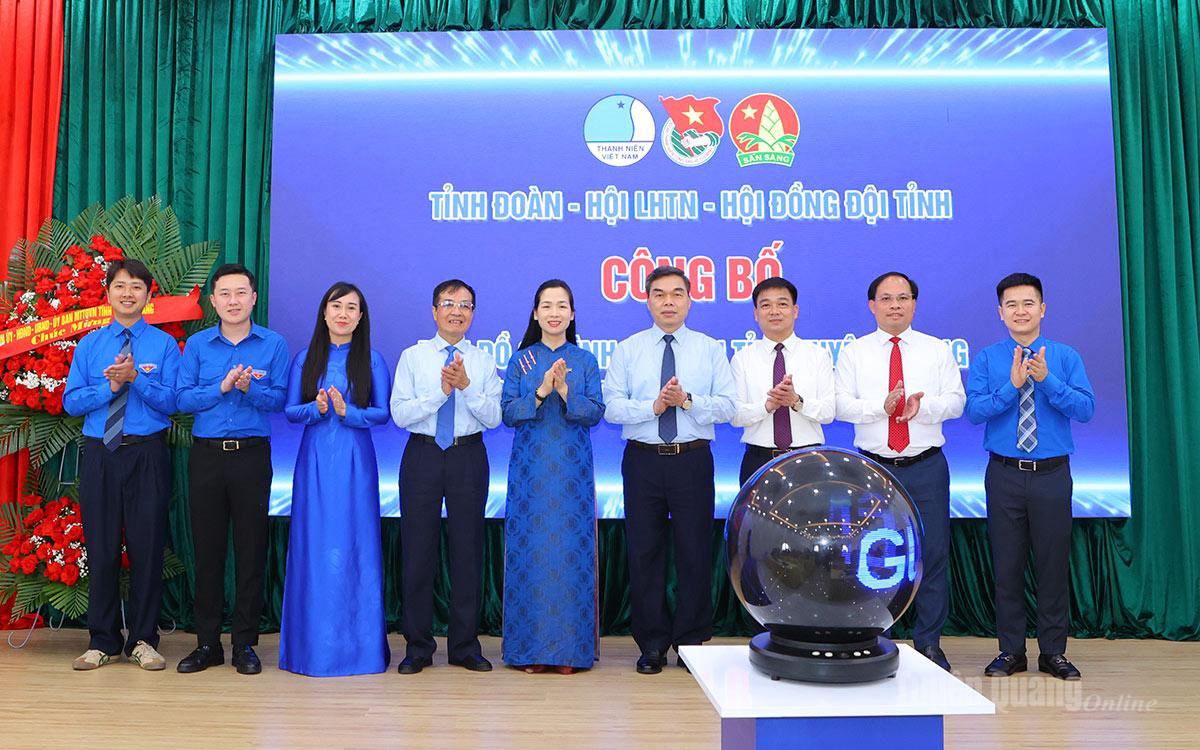 Các đồng chí lãnh đạo tỉnh và đại biểu thực hiện nghi thức ra mắt công trình bản đồ số tình nguyện tỉnh Tuyên Quang.