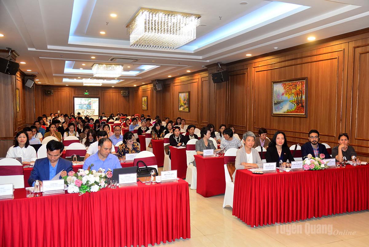 Các đại biểu tham dự Hội nghị Tổng kết Dự án nâng cao vị thế kinh tế phụ nữ dân tộc thiểu số.