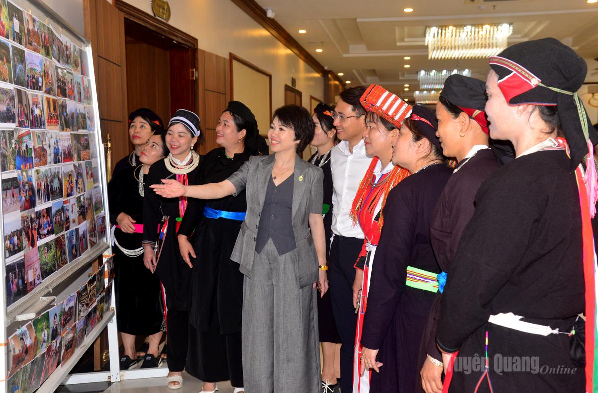 Các đại biểu chia sẻ kinh nghiệm hay trong thực hiện các nhóm sinh kế hỗ trợ phụ nữ vùng đồng bào dân tộc thiểu số tại tỉnh Tuyên Quang.