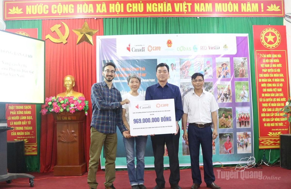 Đại diện Đoàn Đại sứ quán Canada và Tổ chức CARE Quốc tế tại Việt Nam trao tặng Quỹ hỗ trợ phát triển sinh kế cho 14 nhóm tương trợ vốn tại xã Yên Thành.