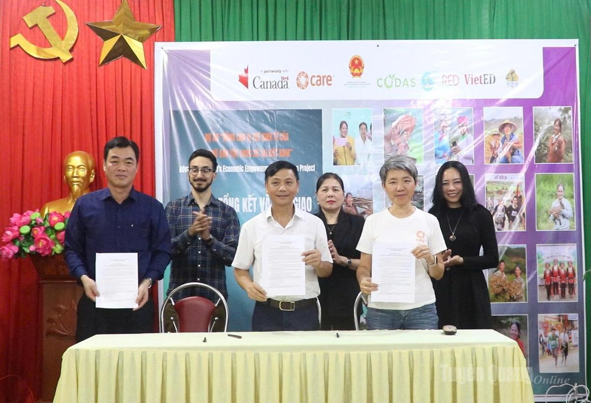 Đại diện Đoàn Đại sứ quán Canada và Tổ chức CARE Quốc tế tại Việt Nam cùng lãnh đạo xã Yên Thành ký biên bản bàn giao các hoạt động của Dự án AWEEV.
