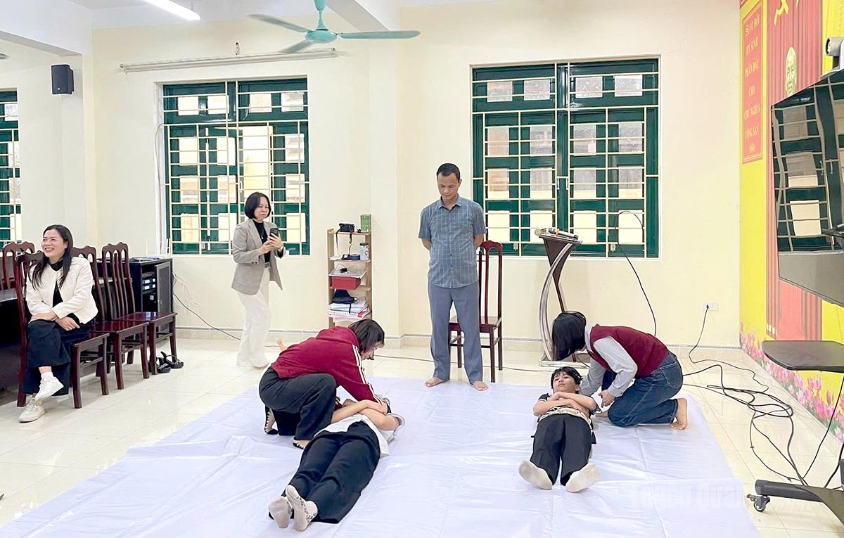 Cán bộ Dự án của Hội CTĐ tỉnh hướng dẫn kỹ năng sơ cứu cho các học viên.