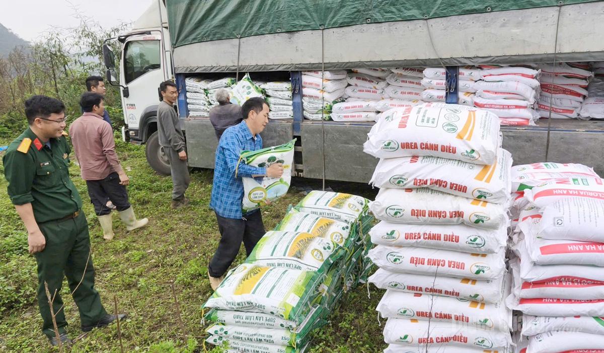 Bên cạnh hỗ trợ cây giống, Đoàn Kinh tế - Quốc phòng 313  cũng hỗ trợ vật tư nông nghiệp cho người dân.