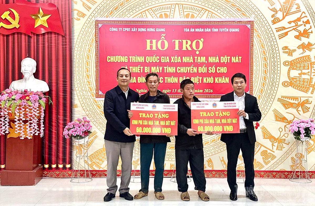 Đồng chí Chánh án Tòa án nhân dân tỉnh Nguyễn Minh Hùng trao kinh phí hỗ trợ Chương trình xóa nhà tạm, nhà dột nát cho hộ gia đình nghèo trên địa bàn xã Nghĩa Thuận.