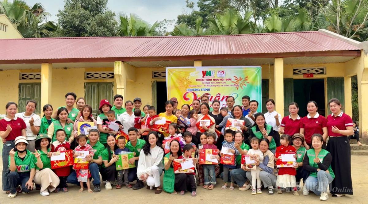 Đoàn tặng quà cho các em học sinh mầm non 5 điểm trường xã Hùng Lợi.