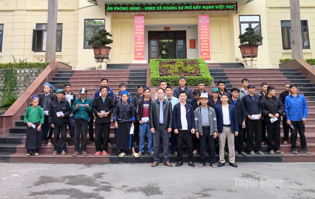 Đại diện UBND xã Hoàng Su Phì và đơn vị thiện nguyện trao tặng các phần quà cho hộ nghèo.