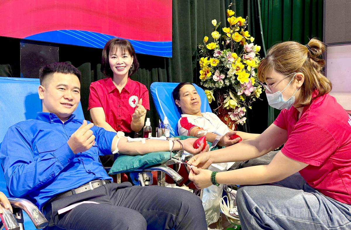 Lãnh đạo Tỉnh đoàn Tuyên Quang tham gia Ngày hội hiến máu tình nguyện.