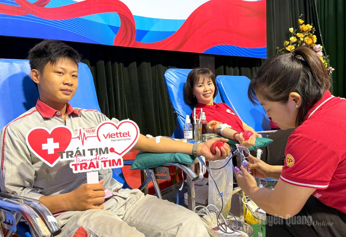 Cán bộ, người lao động Viettel Tuyên Quang tham gia ngày hội hiến máu.