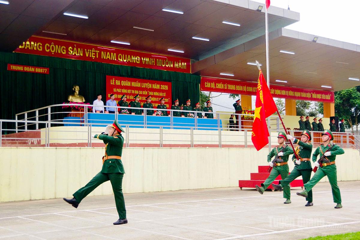 Cán bộ, chiến sĩ Trung đoàn 877 duyệt đội ngũ.