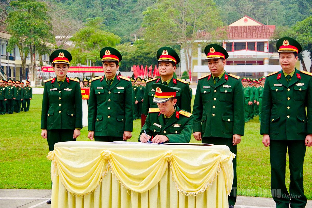 Các đơn vị ký kết giao ước thi đua.