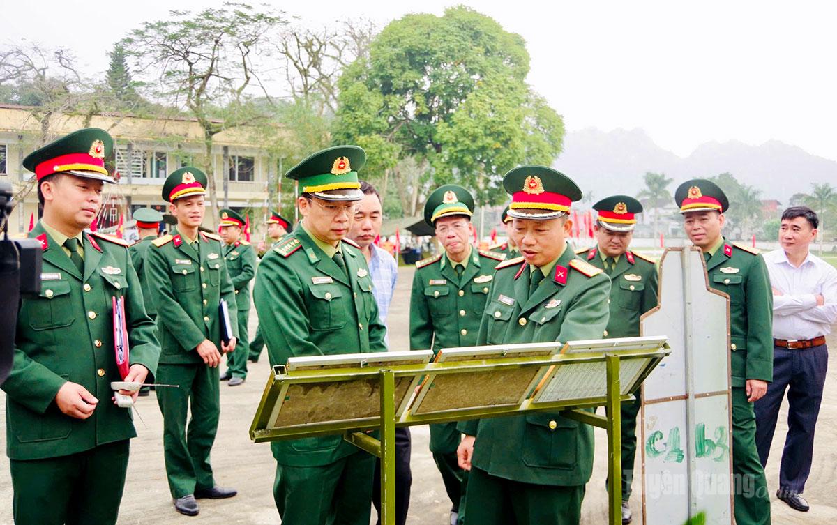 Các đại biểu tham quan mô hình, học cụ huấn luyện trong Lễ ra quân huấn luyện năm 2026.