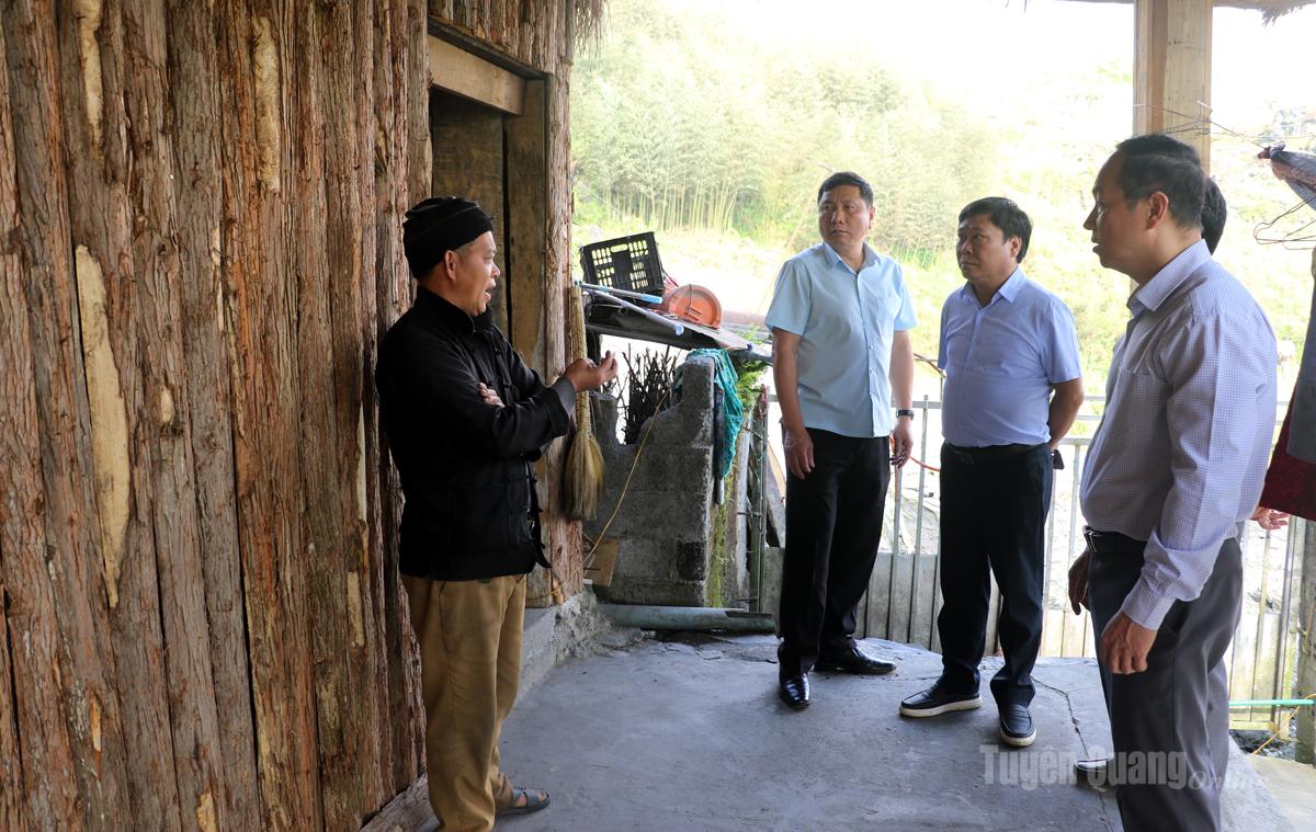 Trưởng ban Nội chính Tỉnh ủy Phùng Tiến Quân, Giám đốc Báo và phát thanh, truyền hình Tuyên Quang Mai Đức Thông  khảo sát một số điểm có tiềm năng phát triển du lịch ở thôn Lũng Hẩu.