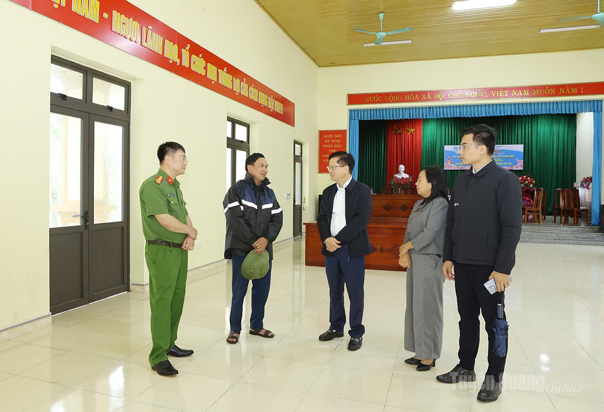 Đoàn kiểm tra công tác chuẩn bị và tổ chức bầu cử tại khu vực bỏ phiếu đơn vị số 3, xã Sơn Dương.