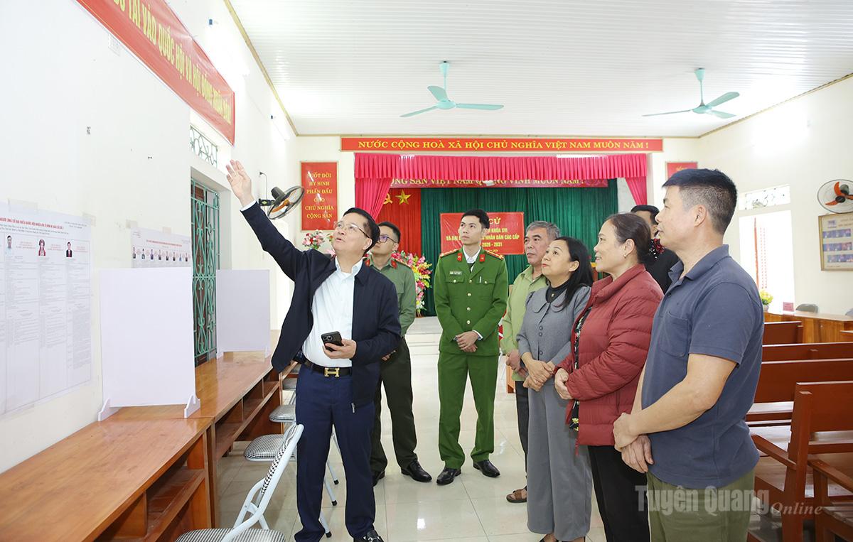 Đoàn kiểm tra đơn vị bầu cử số 1, kiểm tra điểm bỏ phiếu tại thôn Xây Dựng, xã Sơn Dương.