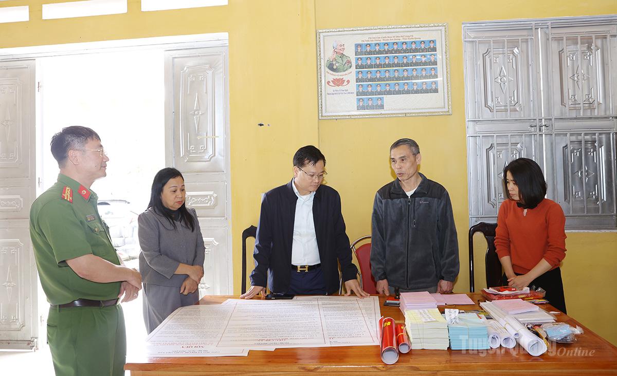 Đồng chí Trần Quang Minh, Ủy viên Ban Thường vụ Tỉnh ủy, Trưởng ban Tổ chức Tỉnh ủy, Ủy viên Ban Chỉ đạo Bầu cử tỉnh, Trưởng ban Bầu cử đại biểu HĐND tỉnh đơn vị số 1 kiểm tra con dấu, phiếu bầu tại thôn Làng Cả.