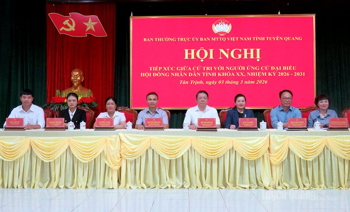 Đồng chí Trần Mạnh Lợi, Trưởng ban Tuyên giáo và Dân vận Tỉnh uỷ cùng các ứng cử viên đại biểu HĐND tỉnh khóa XX đơn vị số 8 tiếp xúc cử tri xã Tân Trịnh.