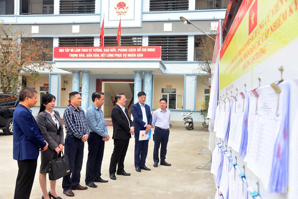 Trưởng ban Tuyên giáo và Dân vận Tỉnh ủy Trần Mạnh Lợi kiểm tra việc niêm yết danh sách ứng cử đại biểu Quốc hội khóa XVI và đại biểu HĐND xã nhiệm kỳ 2026-2031 tại phường An Tường.