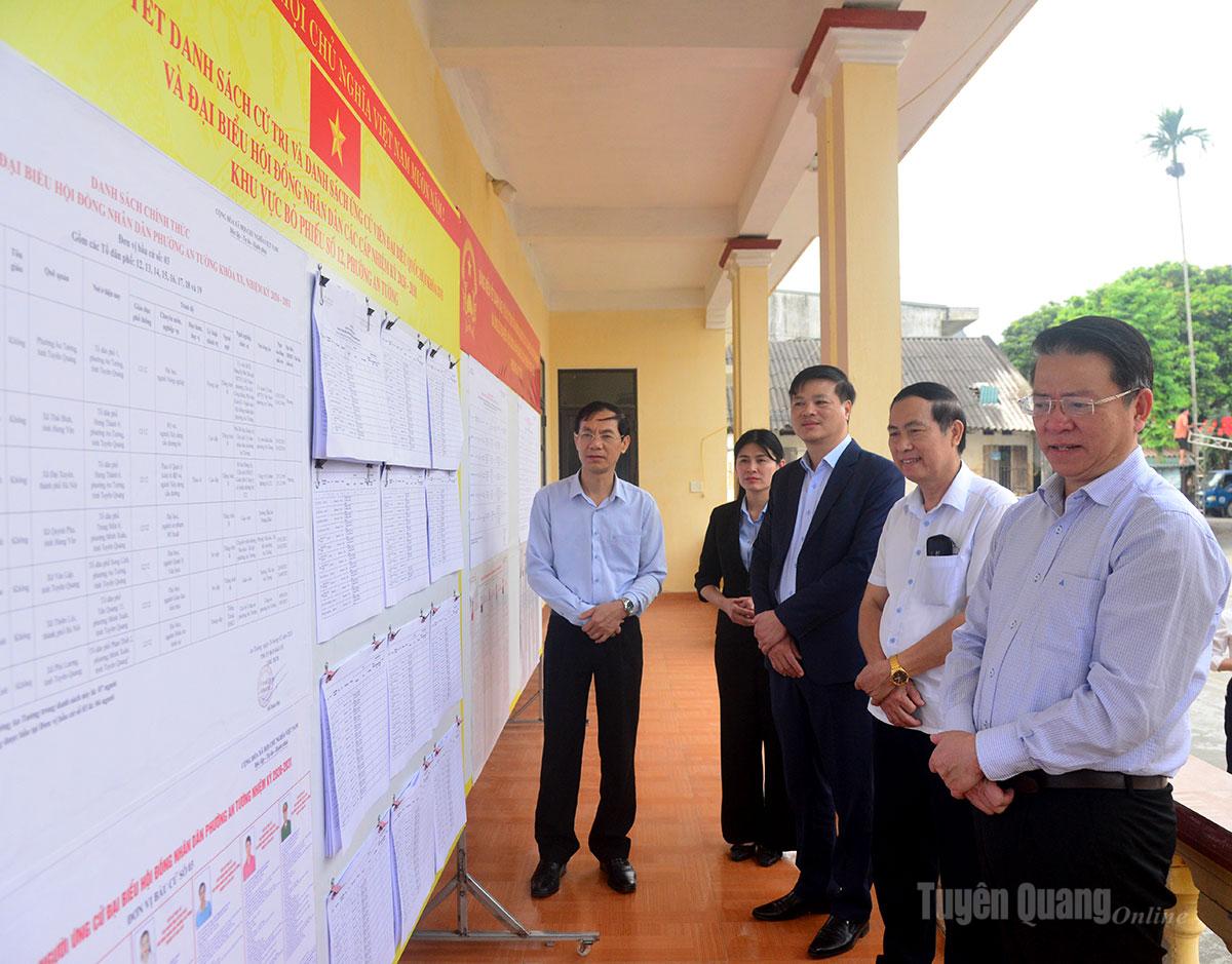 Trưởng ban Tuyên giáo và Dân vận Tỉnh ủy Trần Mạnh Lợi kiểm tra việc niêm yết danh sách cử tri tại điểm bỏ phiếu tổ dân phố 15, phường An Tường.