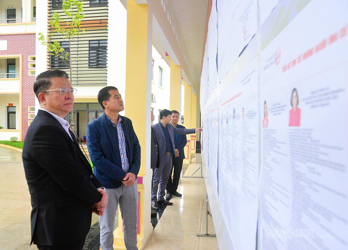 Trưởng ban Tuyên giáo và Dân vận Tỉnh ủy Trần Mạnh Lợi kiểm tra công tác bầu cử tại phường Nông Tiến.