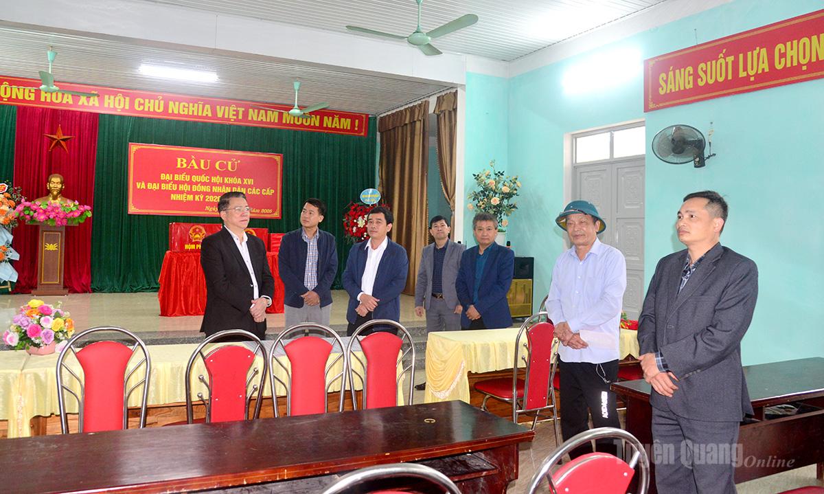 Trưởng ban Tuyên giáo và Dân vận Tỉnh ủy Trần Mạnh Lợi kiểm tra công tác bầu cử tại điểm bầu cử thuộc tổ dân phố 6, phường Nông Tiến.