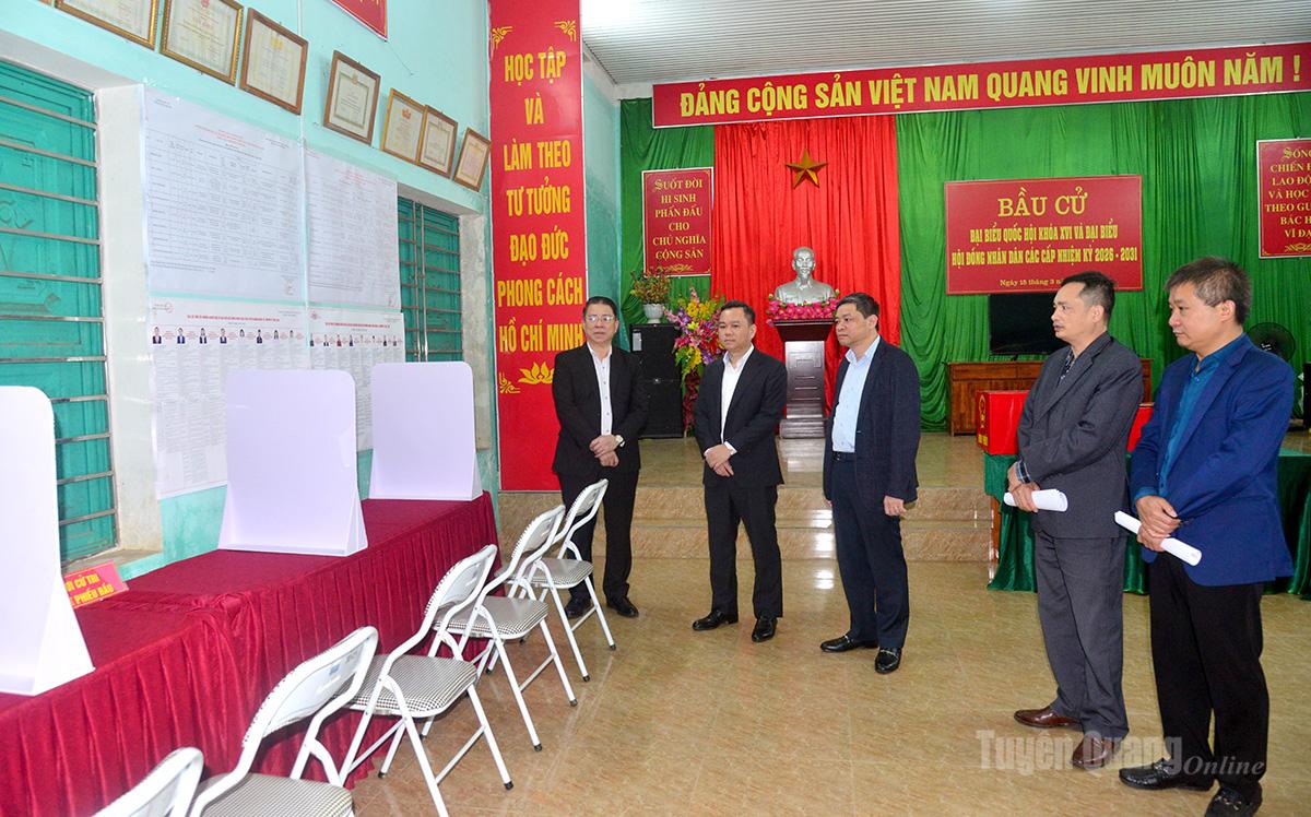 Trưởng ban Tuyên giáo và Dân vận Tỉnh ủy Trần Mạnh Lợi kiểm tra công tác bầu cử tại khu vực bỏ phiếu số 26, phường Minh Xuân.