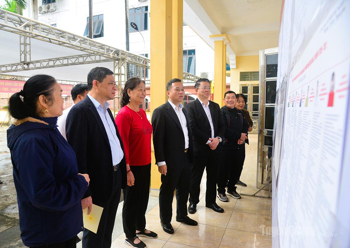 Trưởng ban Tuyên giáo và Dân vận Tỉnh ủy Trần Mạnh Lợi kiểm tra việc niêm yết danh sách đại biểu ứng cử và gặp gỡ cử tri tại tổ dân phố Phan Thiết 1, 2, 3, phường Minh Xuân.