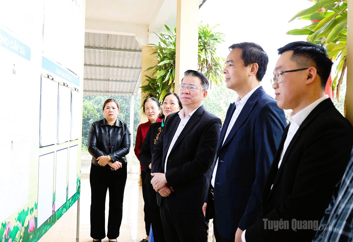 Trưởng ban Tuyên giáo và Dân vận Tỉnh ủy Trần Mạnh Lợi kiểm tra công tác bầu cử tại điểm bầu cử thôn Minh Phong, xã Yên Sơn.