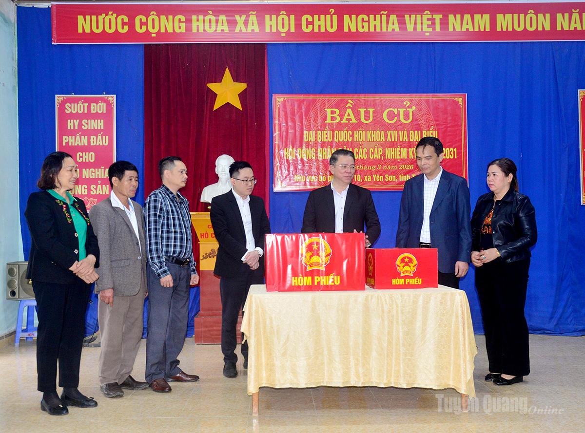 Trưởng ban Tuyên giáo và Dân vận Tỉnh ủy Trần Mạnh Lợi kiểm tra cơ sở vật chất phục vụ công tác bầu cử tại điểm bầu cử thôn Minh Phong, xã Yên  Sơn.